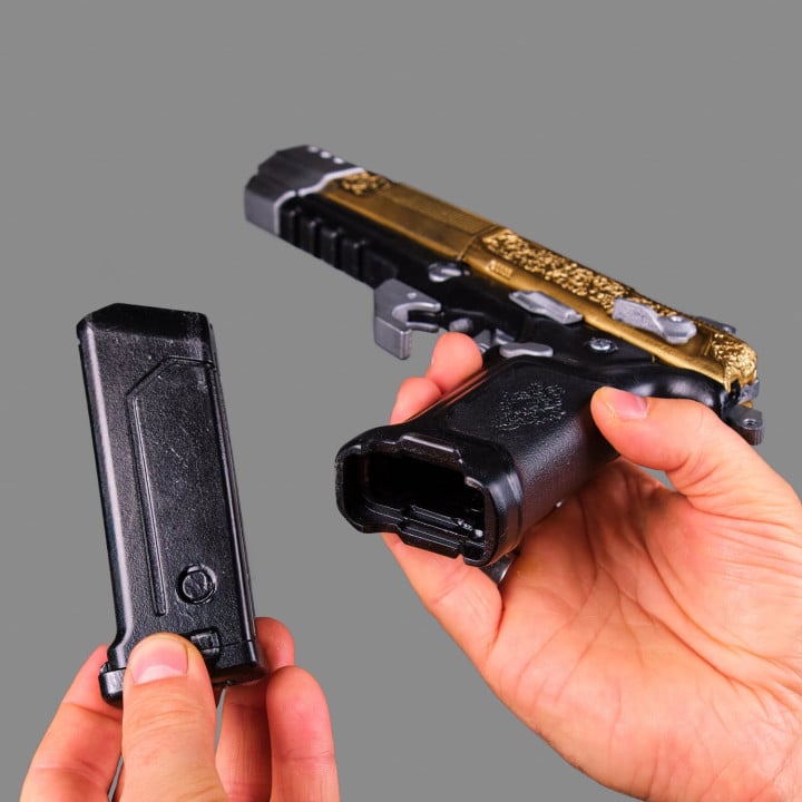La Chingona Dorada Pistol PREMIUM Replica Prop From Cyberpunk 2077 By Blasters4Masters 10