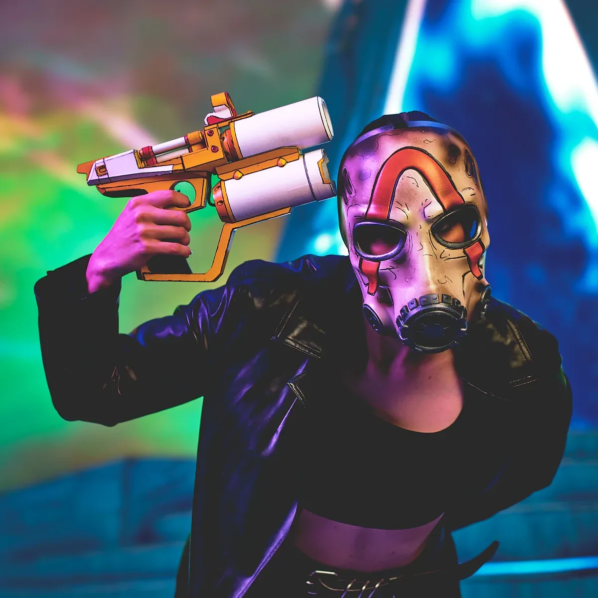 Cosplayer in a Psycho mask with a Borderlands pistol