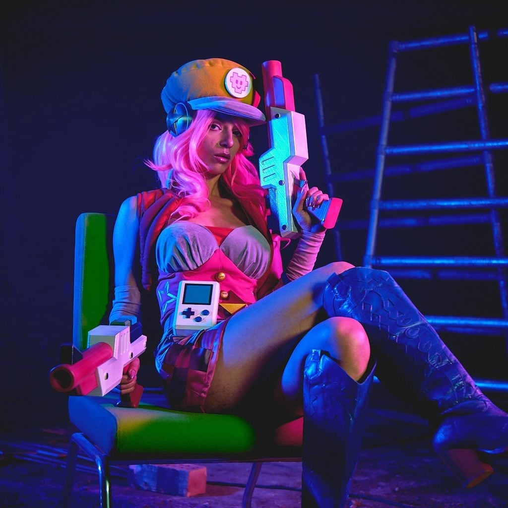 A Miss Fortune cosplay with arcade pistols